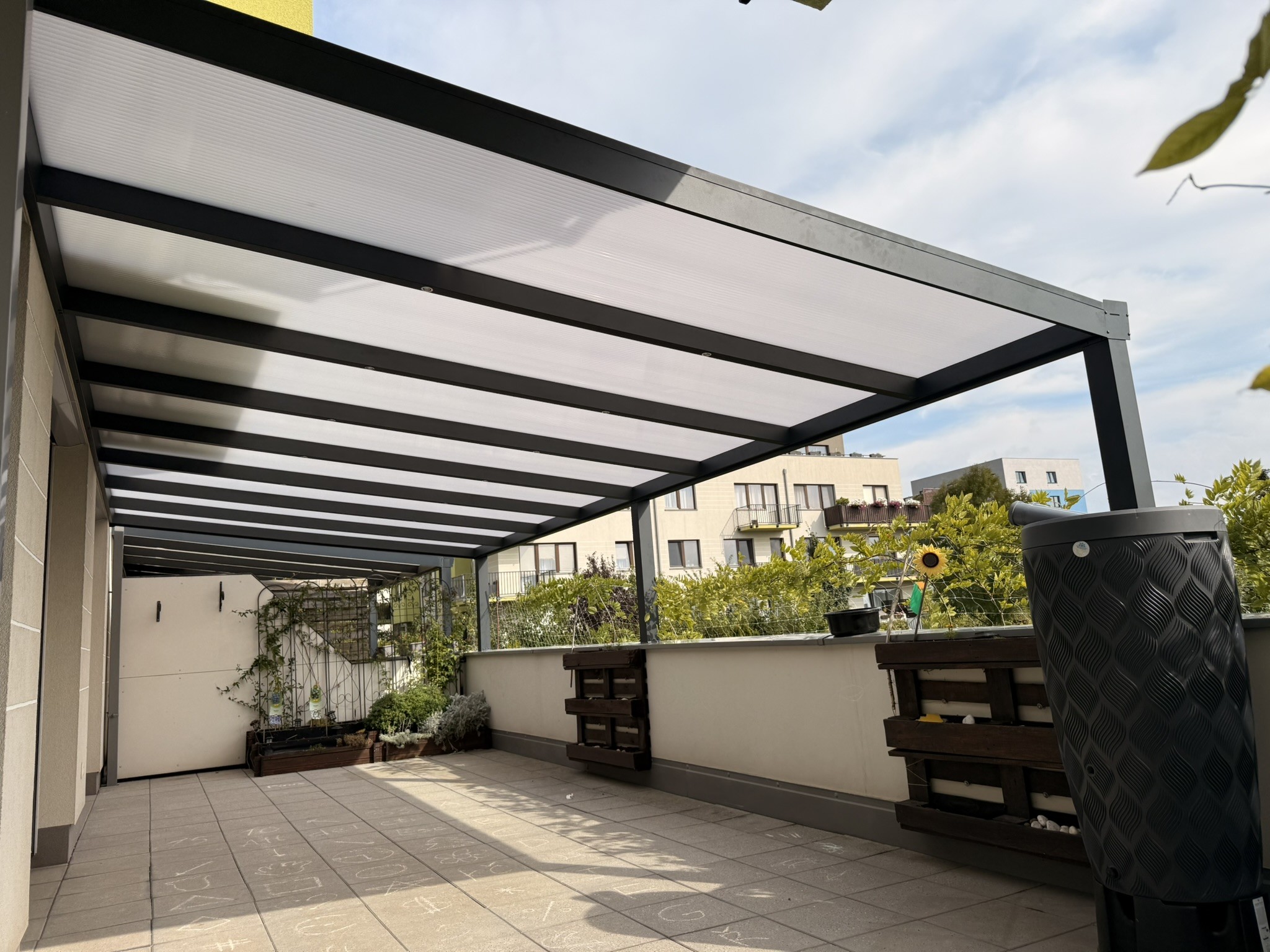 Hliníková pergola jako ideální místo pro venkovní jógové a meditační sezení