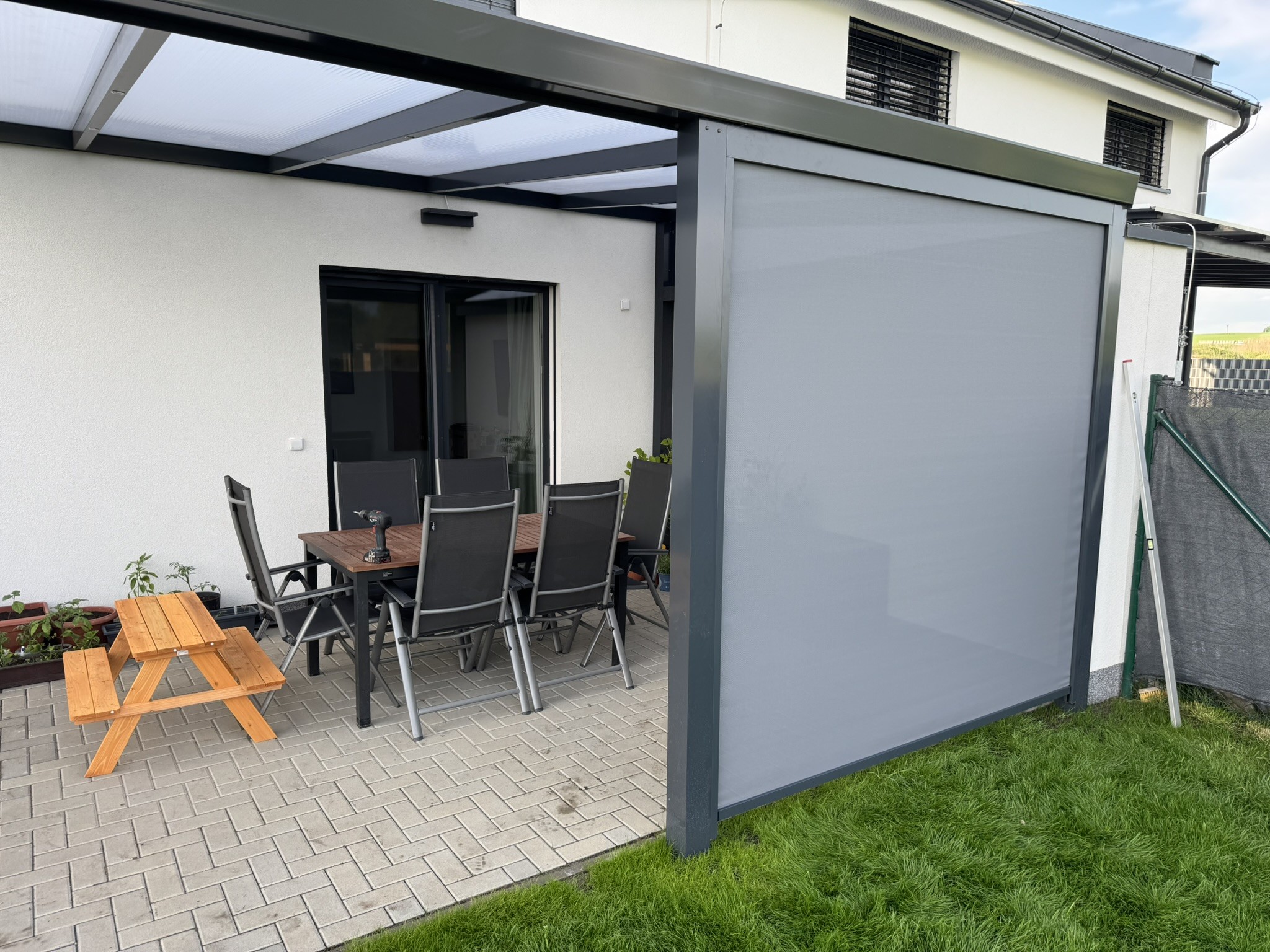 Hliníková pergola jako venkovní kino