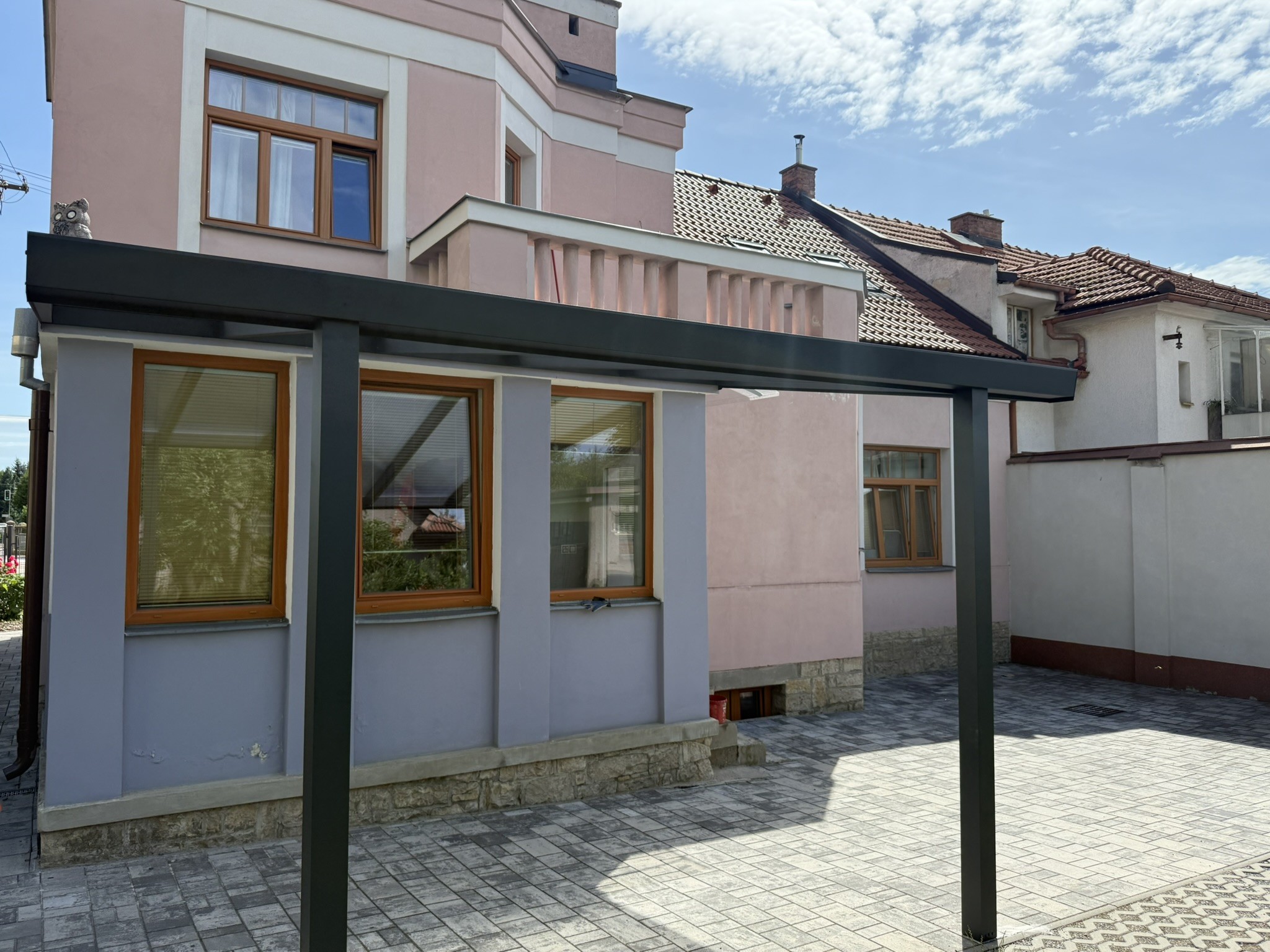 Co ovlivňuje cenu hliníkové pergoly? Přehled nejdůležitějších faktorů