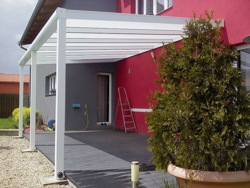 pergola u červeného domu